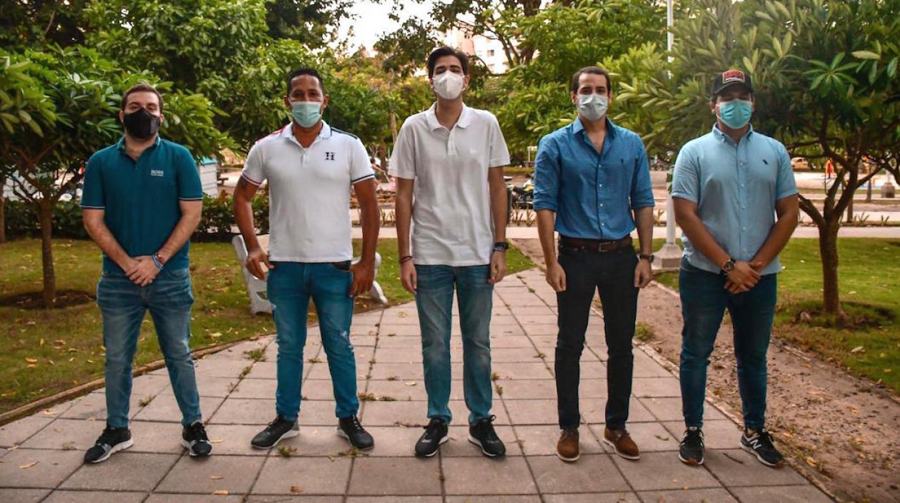 La nueva directiva con el Alcalde Local.