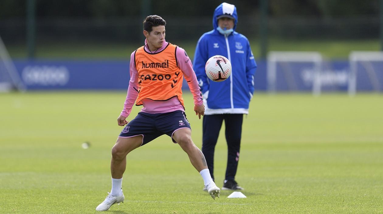 James Rodríguez entrenando bajo la mirada de Carlo Ancelotti. 