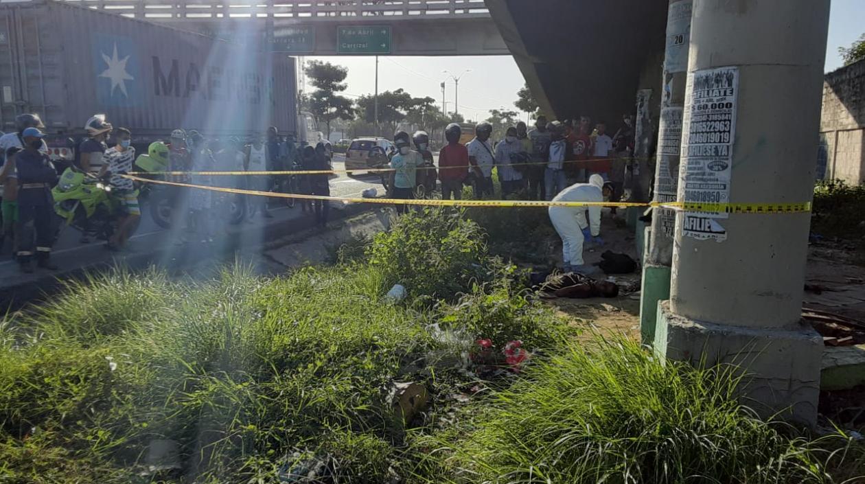 Las autoridades acordonaron el área donde fue encontrado el hombre. 