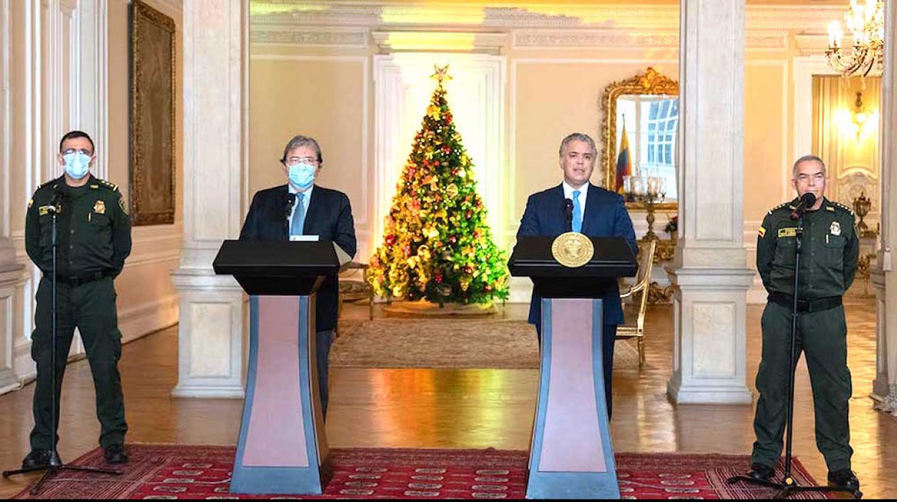 Los Directores entrante y saliente con el Presidente y el Ministro de Defensa.