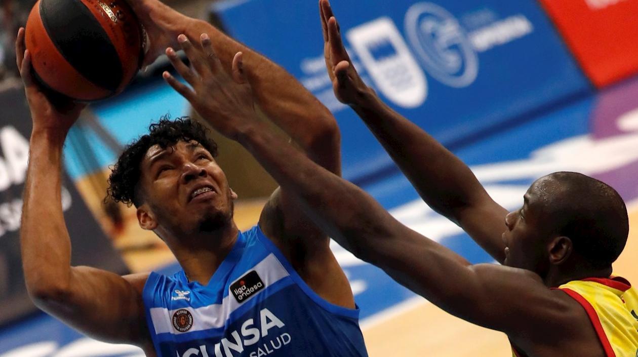 Jaime Echenique anota durante un partido. 