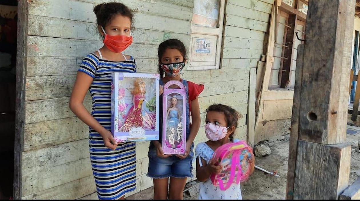 Las niñas con sus regalos navideños.