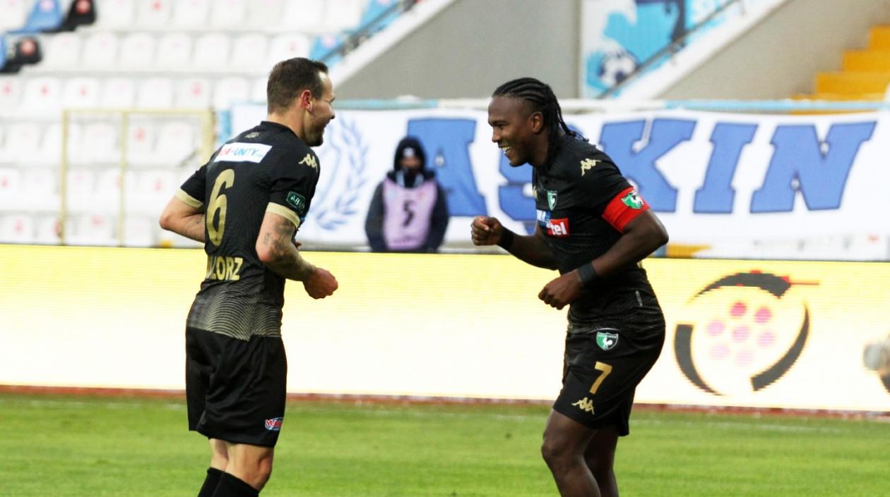 Hugo Rodallega festeja con un compañero. 