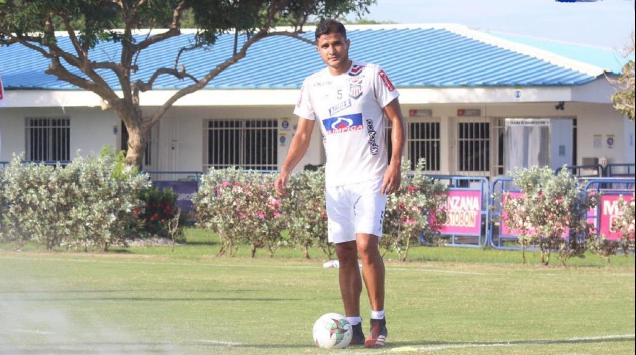 El volante Larry Vásquez.