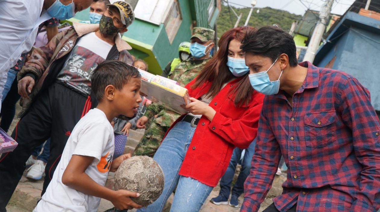 Egan Bernal visitando a los niños de Zipaquirá. 