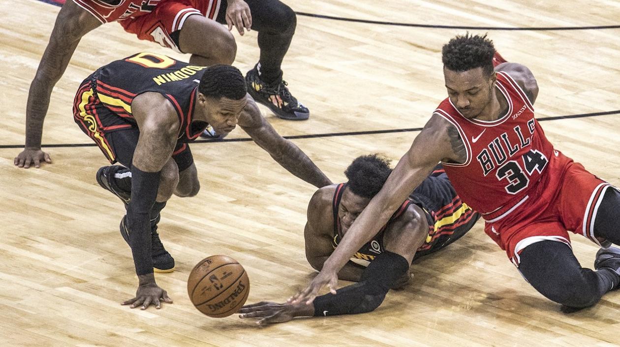 Acción de un juego de pretemporada de la NBA.