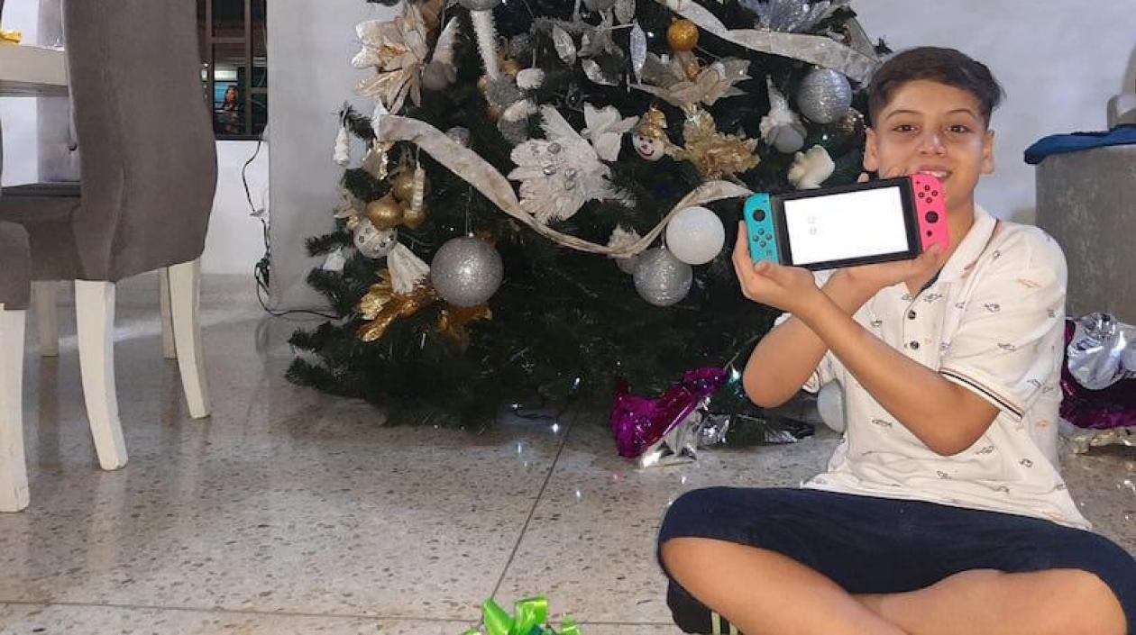 El niño Sebastián Díaz Rangel exhibiendo orgulloso el regalo esperado.