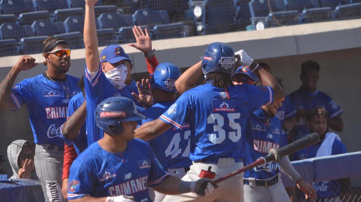Adam Walker celebrabdo tras su primer cuadrangular de la tarde.