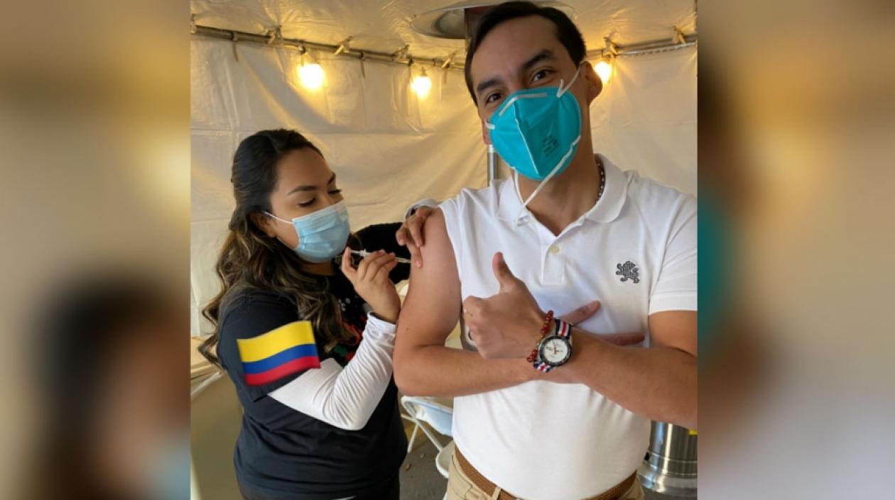 Daniel Rentería en momento en que era vacunado. 