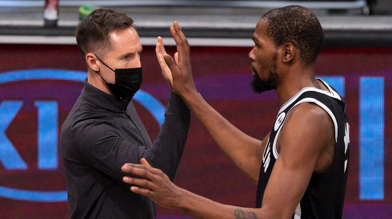 El técnico Steve Nash y su estrella Kevin Durant, de los Nets. 
