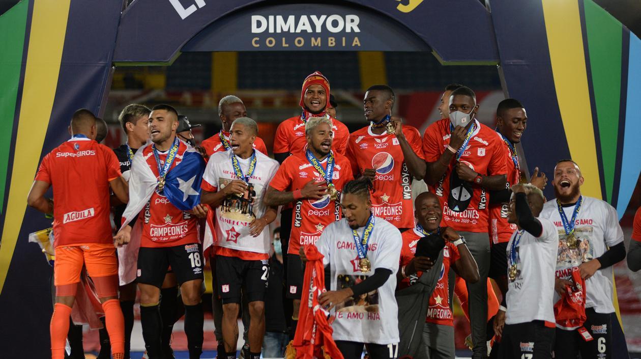 Jugadores de América celebrando el título.