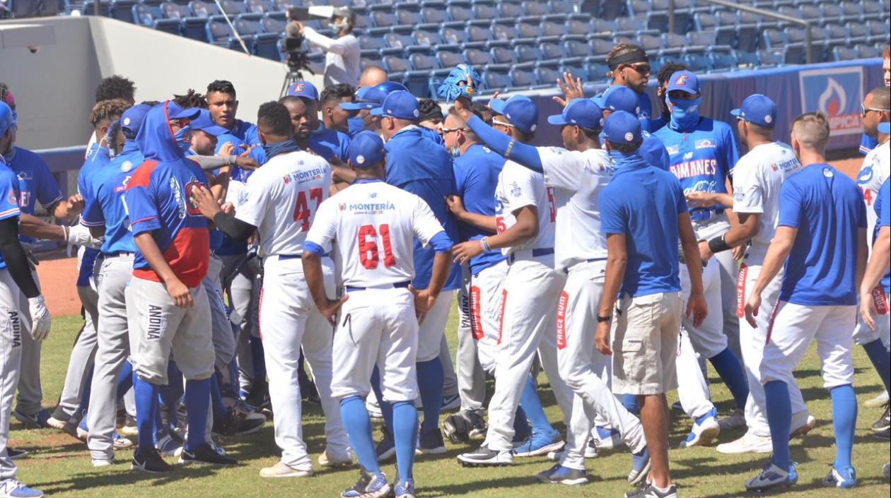 Momento del altercado entre Caimanes y Vaqueros.