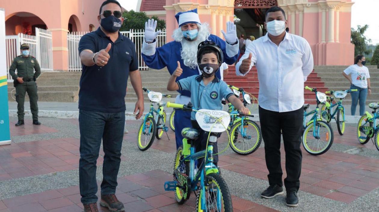 Entrega de bicicletas a niños en Puerto Colombia.