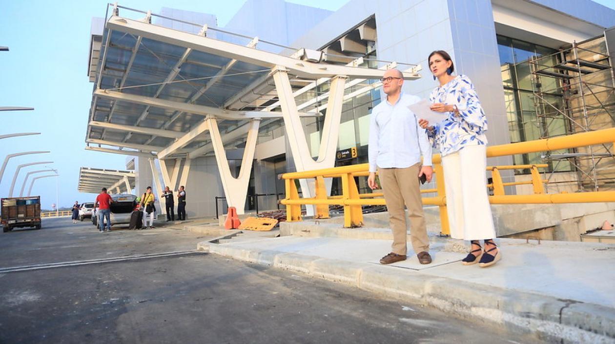 Visita protocolaria de la Ministra Ángela María Orozco al 'Ernesto Cortissoz'.