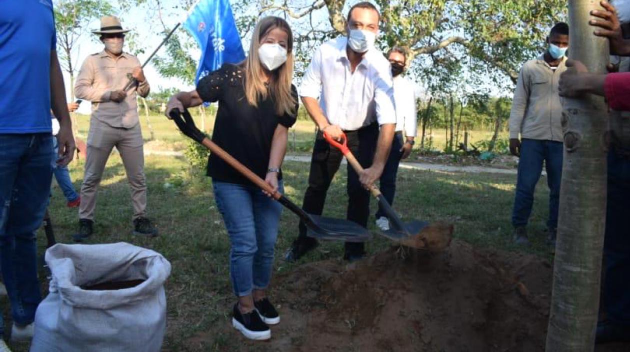 La Gobernadora Elsa Noguera y el Alcalde José Fernando Vargas sembrando el primer árbol.
