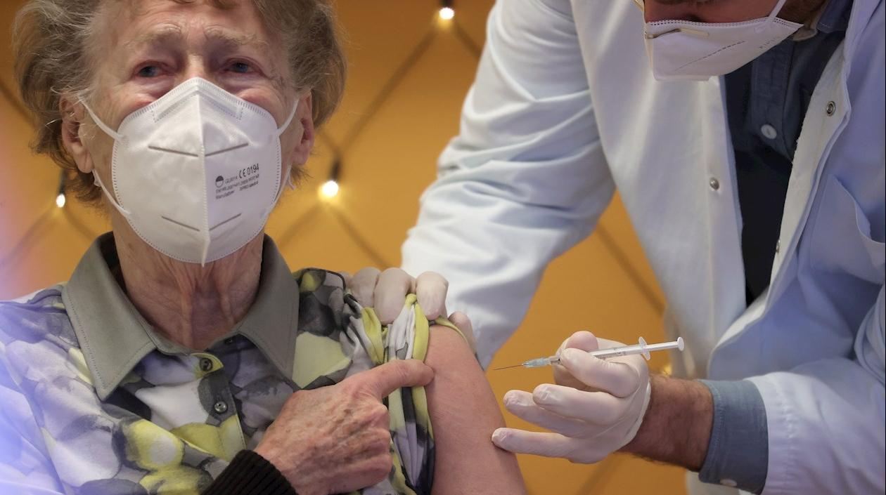 Una adulta mayor vacunada en Colonia, Alemania.