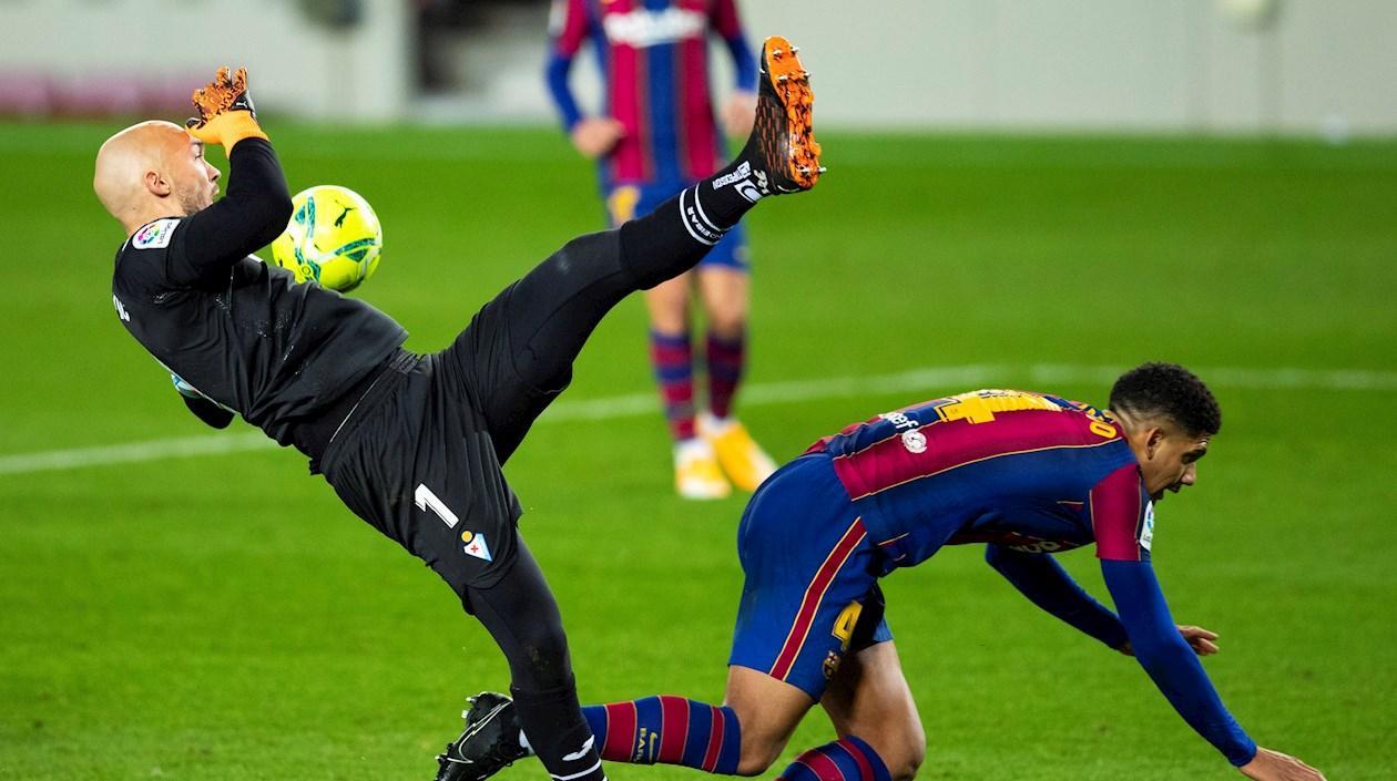 El portero serbio del Eibar Marko Dmitrovic y el defensa uruguayo Ronald Araújo.