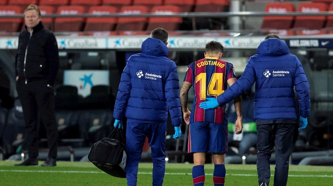 Philippe Coutinho, sale de la cancha lesionado. 