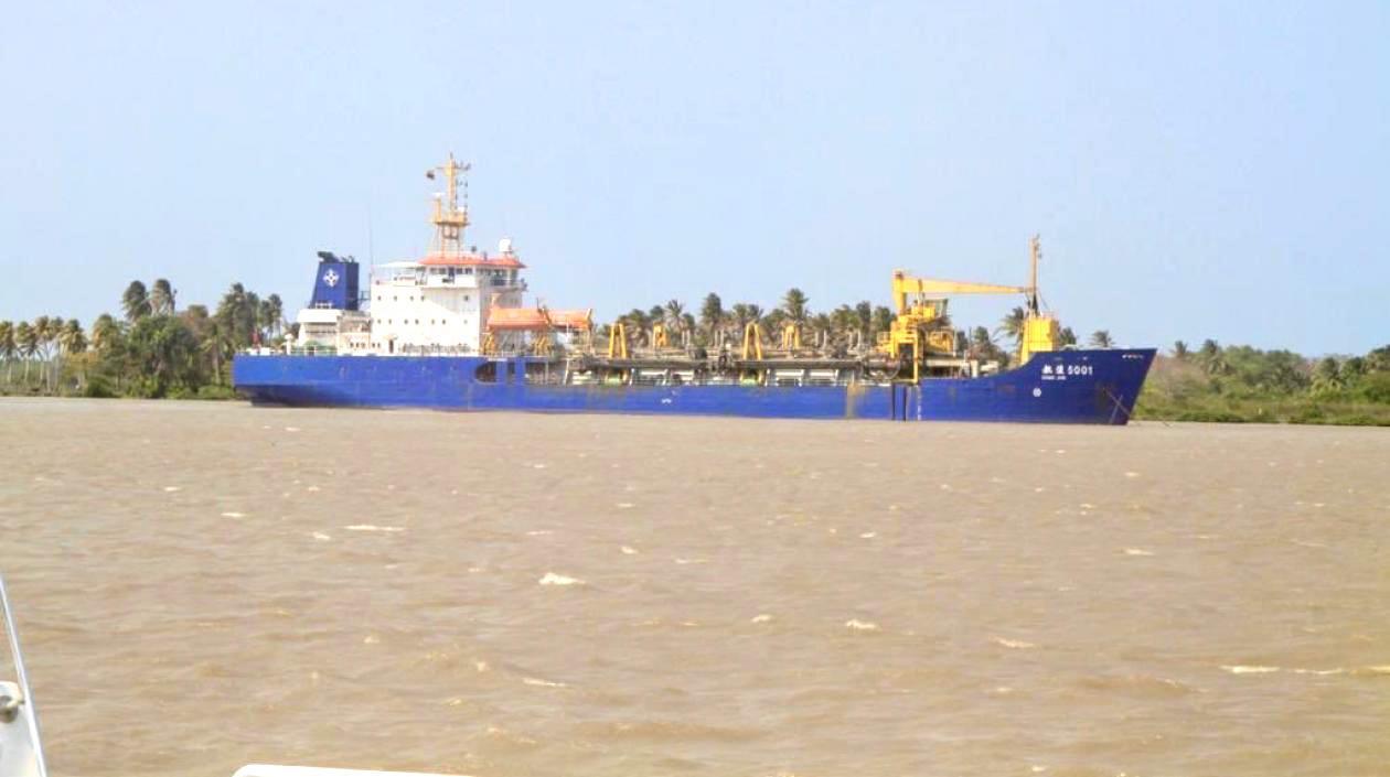 La draga china en una de las tantas veces paralizadas durante 2020.