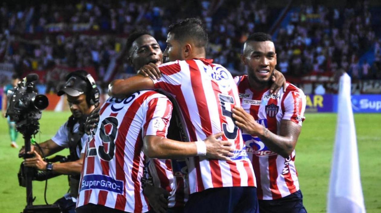 Jugadores de Junior celebran un gol. 