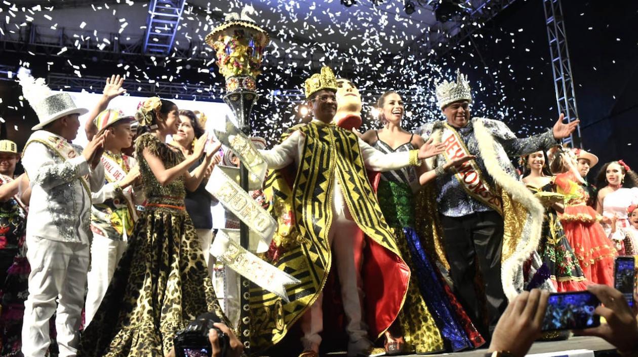 Alcides Romero, Rey Momo, durante el acto en la Plaza de la Paz.