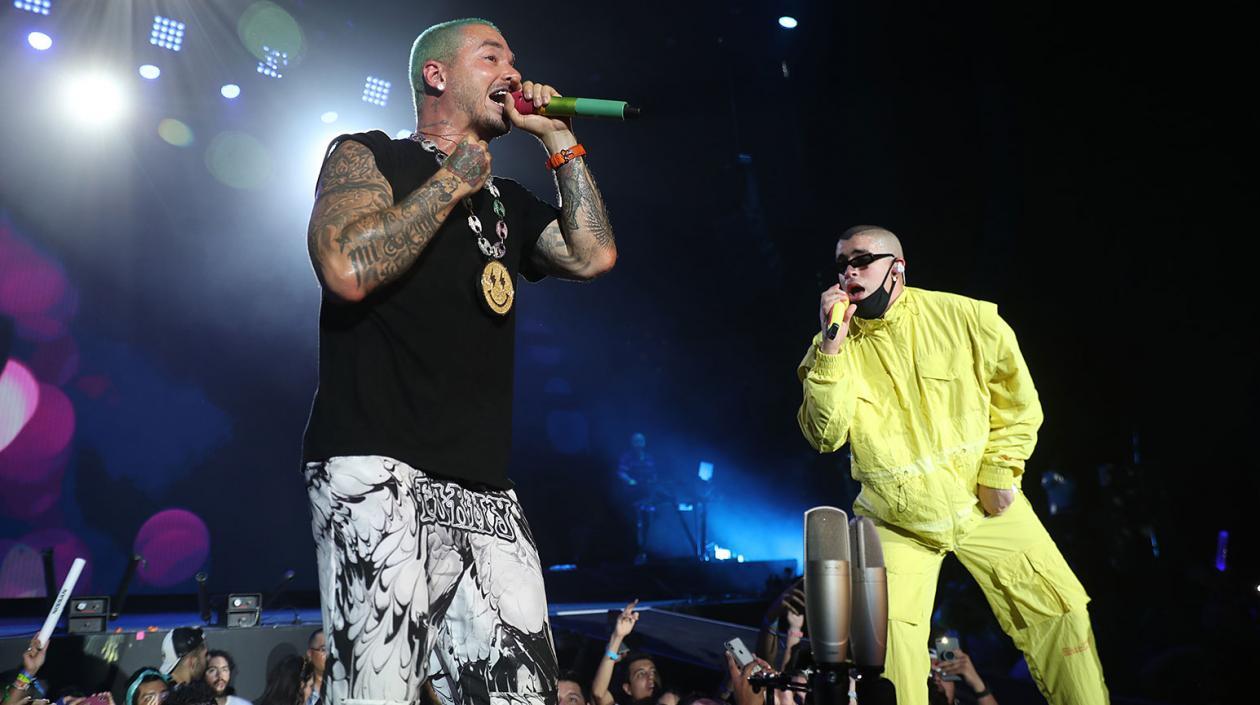 Los cantantes de música urbana J Balvin y Bad Bunny.