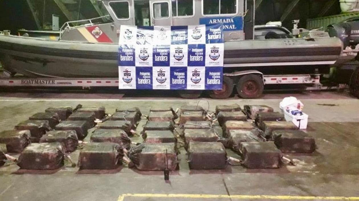 En la embarcación, la Armada de Colombia encontró 34 costales al interior, con 1.010 paquetes de droga, además de 500 galones de combustible, equipos de comunicación y víveres.