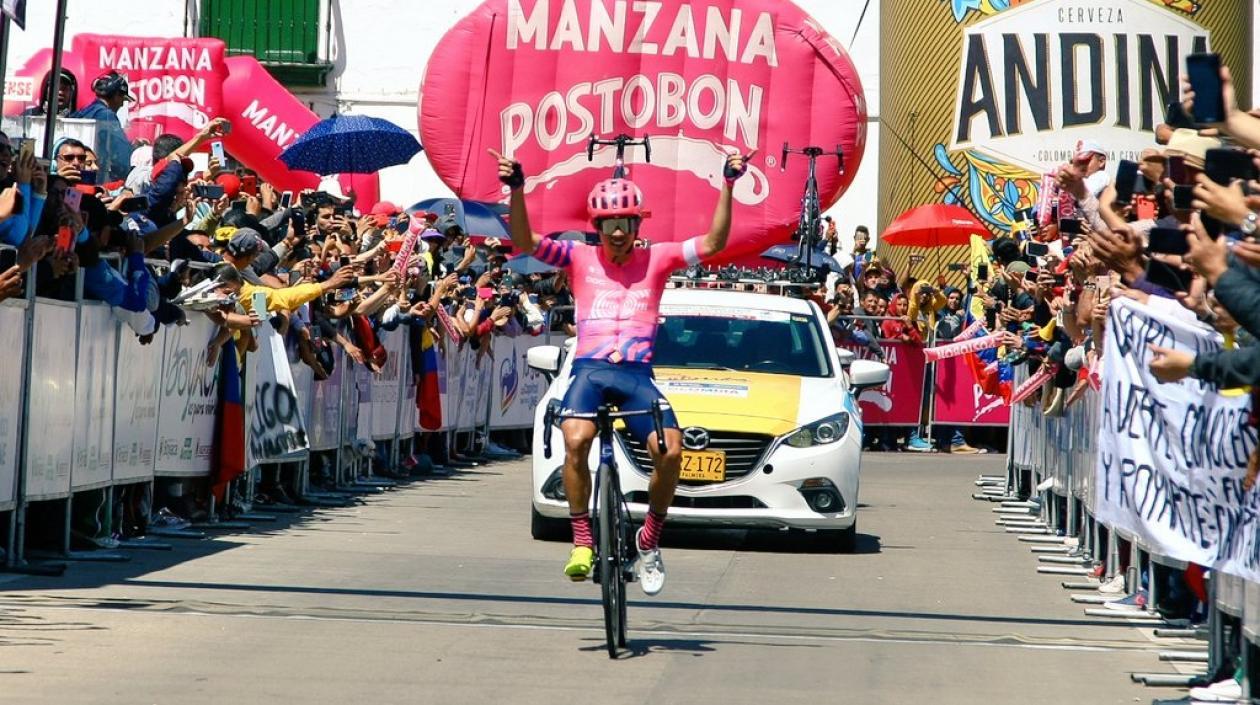 Sergio Higuita curza la meta para coronarse campeón. 