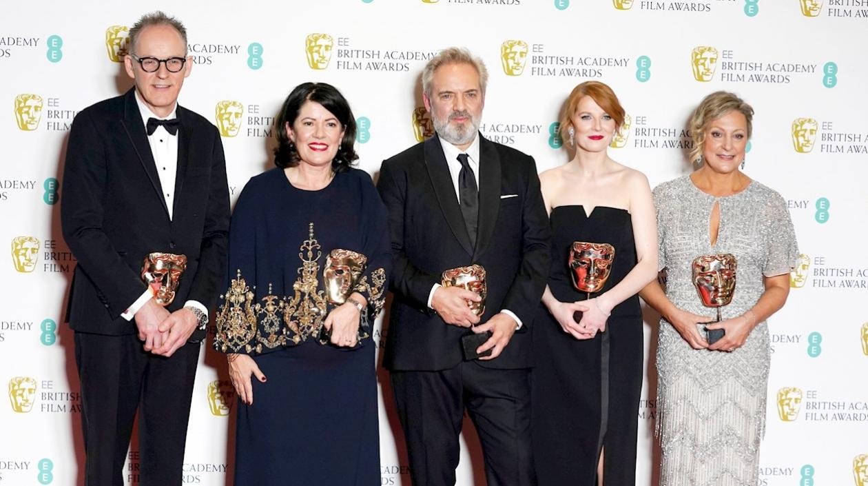 El director Sam Mendes (centro) junto a su equipo de producción.