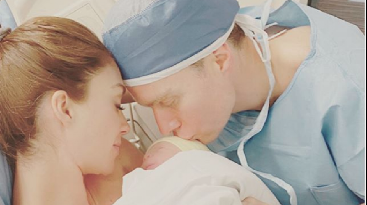 Anahí junto a su esposo Manuel Velasco y su segundo hijo Emiliano.