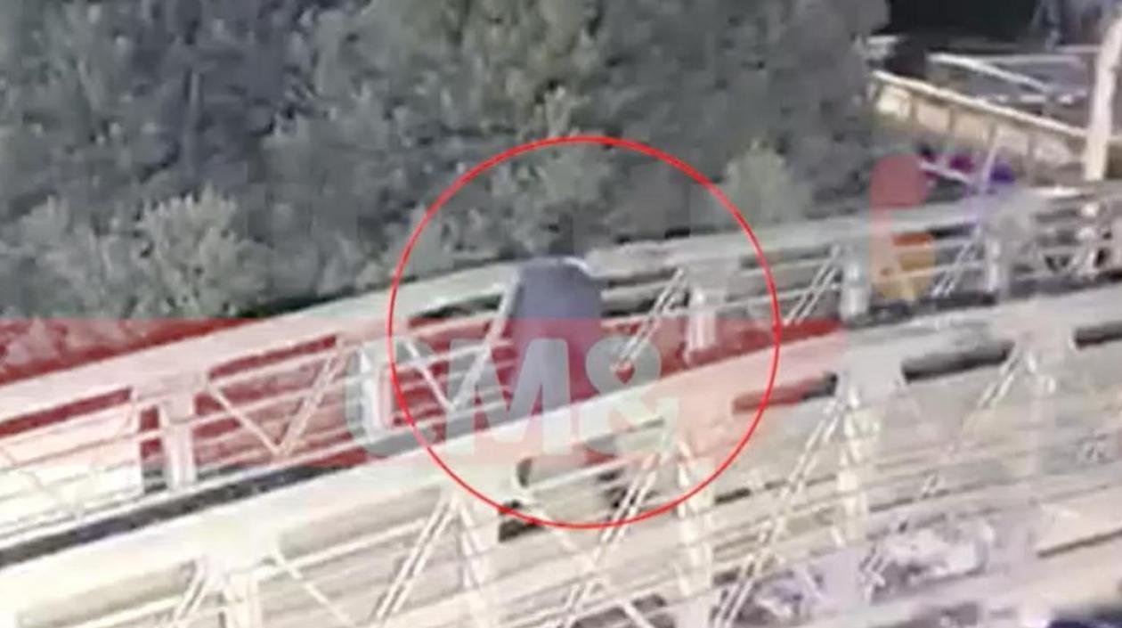 El médico en el puente peatonal.