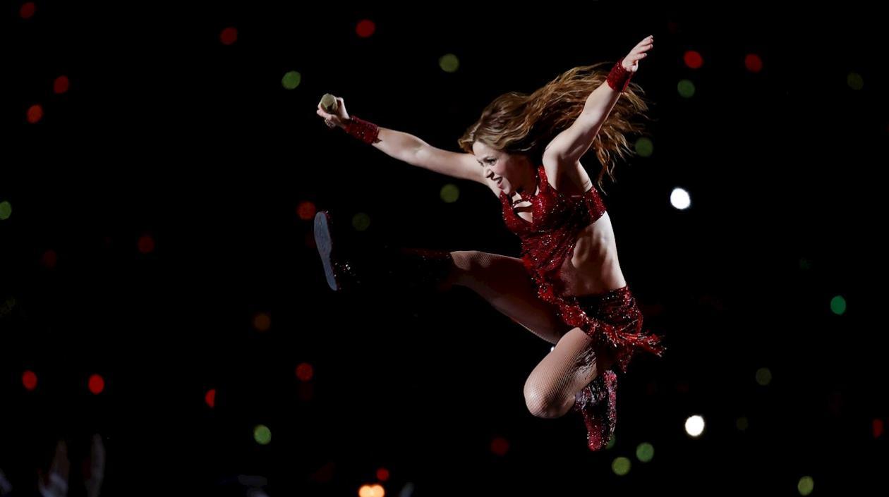 Shakira durante su presentación en el medio tiempo del Super Bowl.