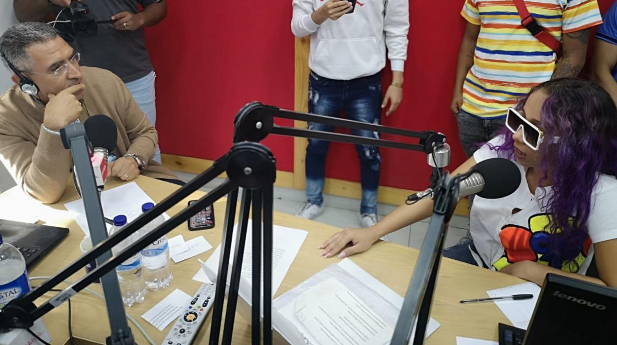 El periodista Jorge Cura entrevistando a la bailarina Liz Dany Campo.