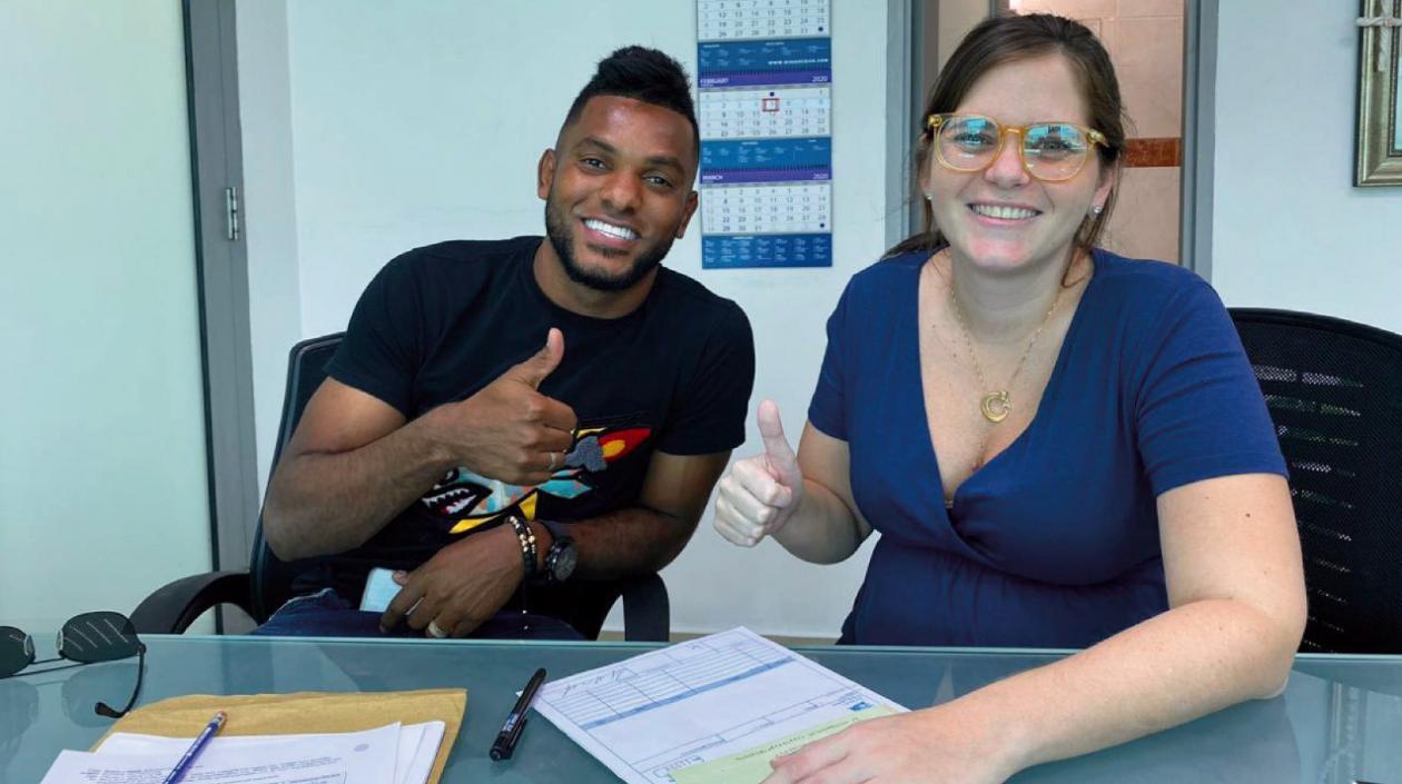 Miguel Ángel Borja, jugador de Junior, al lado de Cristina Posada, directora de la Fundación Tecnoglass.