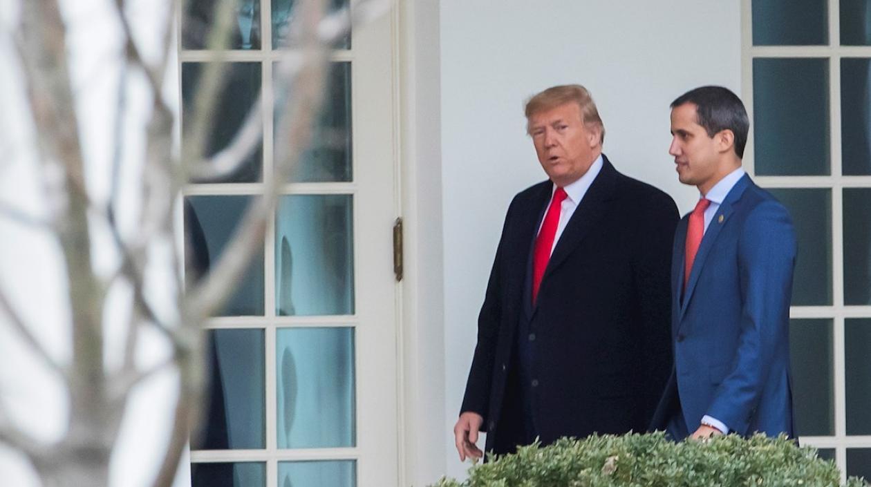 El presidente de la Asamblea Nacional de Venezuela, Juan Guaidó (D) y el presidente Donald J. Trump (I) caminan juntos por el Ala Oeste en la Casa Blanca en Washington.