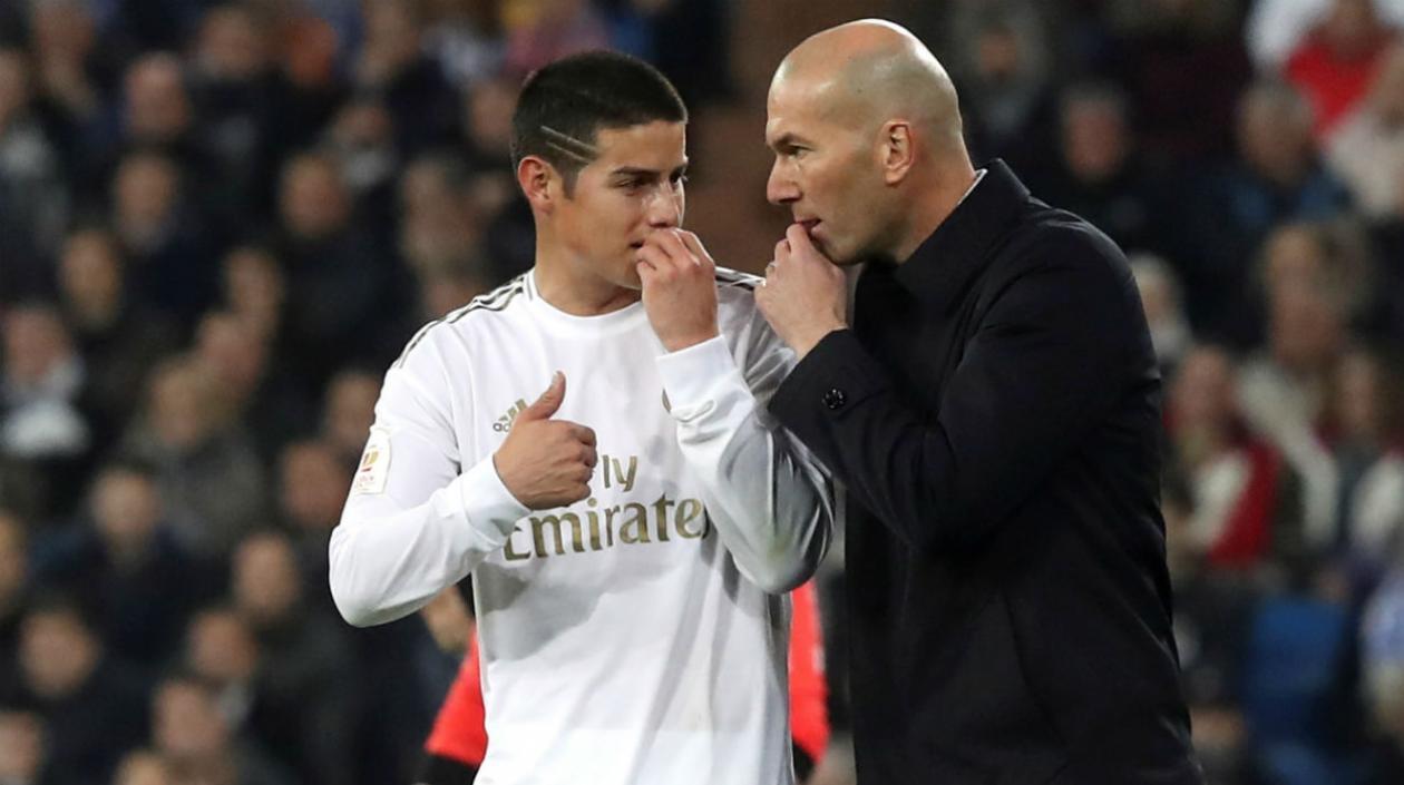 James Rodríguez en conversación con Zinedine Zidane. 