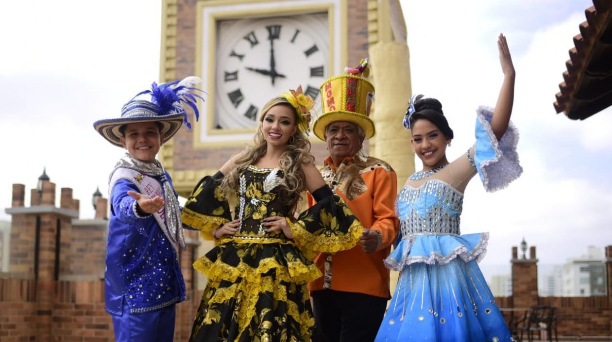 Daniel Fernández, Andrea Henríquez, Robinson Albor y Mariana Gil (monarquía carnavalera de la 44).