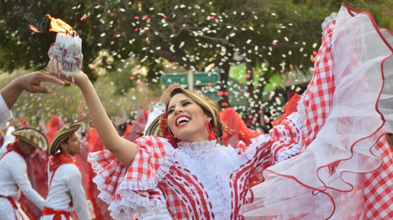 Cumbiambera bailando al ritmo del género folclórico.