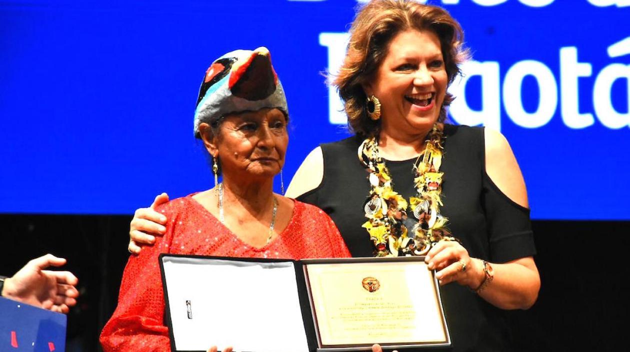 Reconocimiento de la empresa Carnaval a Carmen Berdugo.