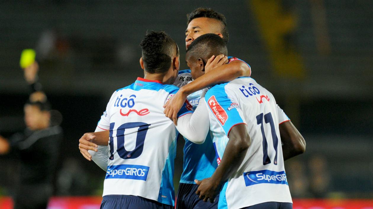 Víctor Cantillo celebra con sus compañeros un tanto a Santa Fe. 