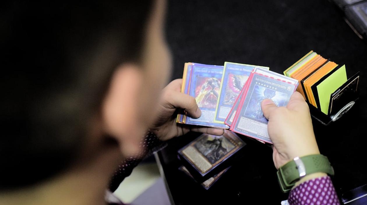 Un duelista observa algunas de sus cartas. 
