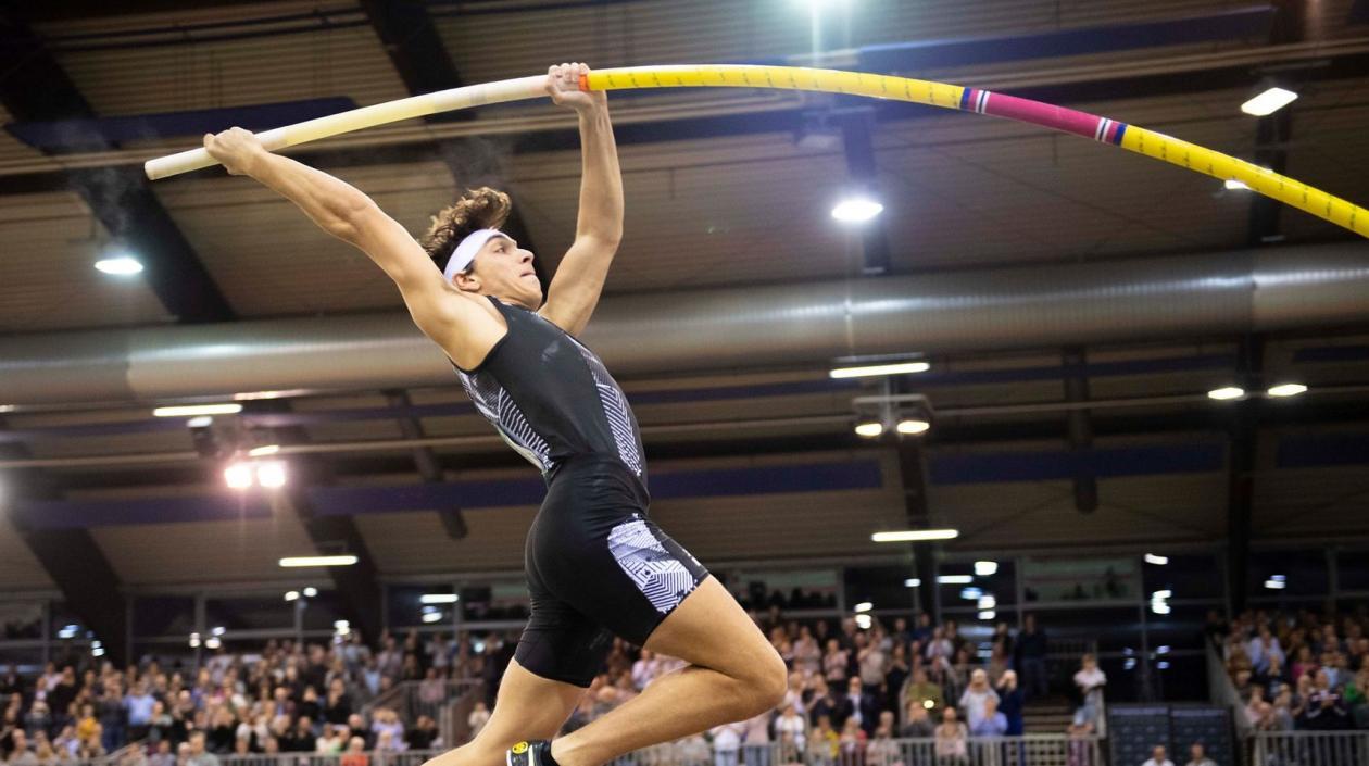 Momento en que Armand Duplantis realiza el salto. 