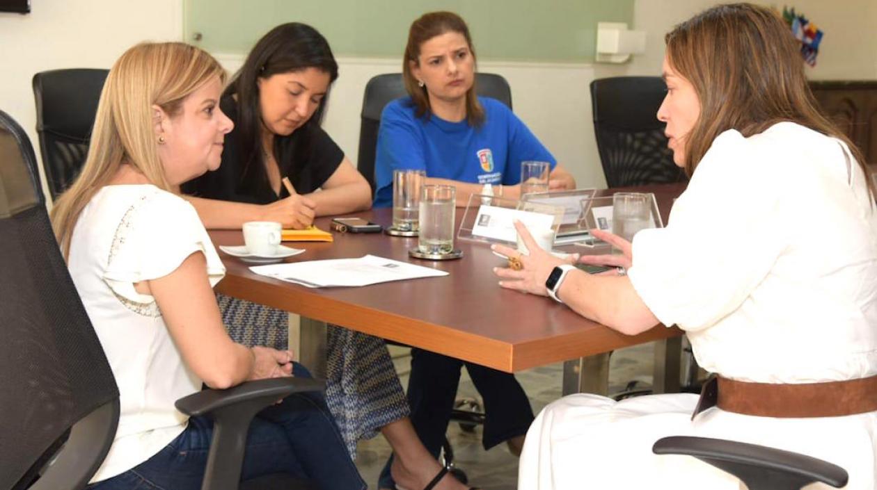 La Gobernadora, Elsa Noguera, con la Ministra María Fernanda Suárez.