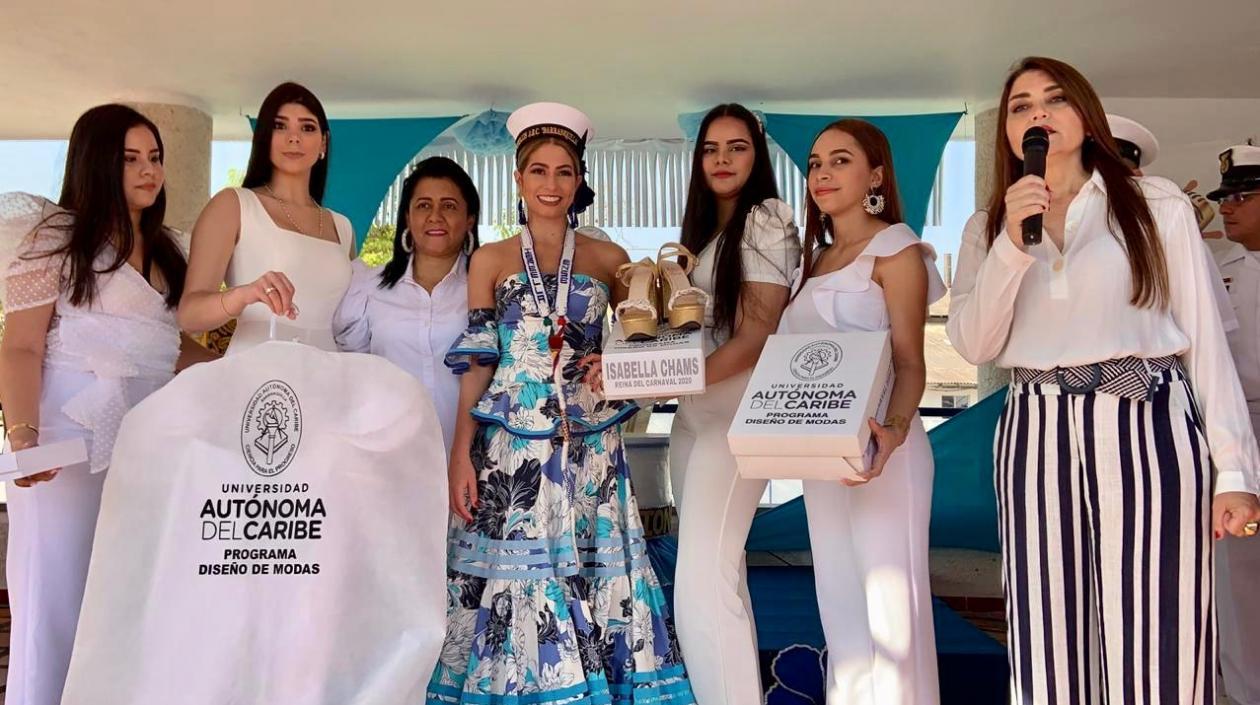 Isabella Chams junto a estudiantes y docentes del programa de Diseño de Modas UAC.