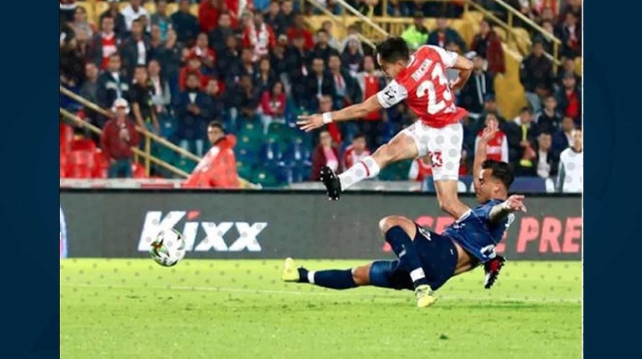 Acción del primer gol santafereño por parte de Fabián Sambueza.