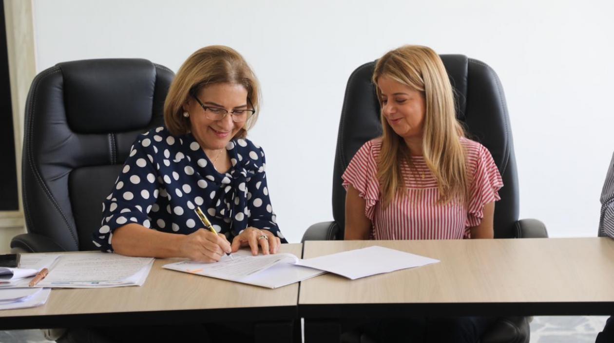 La ministra de Justicia, Margarita Cabello, y la gobernadora Elsa Noguera.