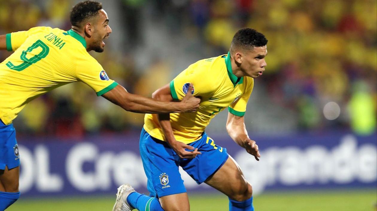 Paulinho celebra la apertura del marcador ante los argentinos.
