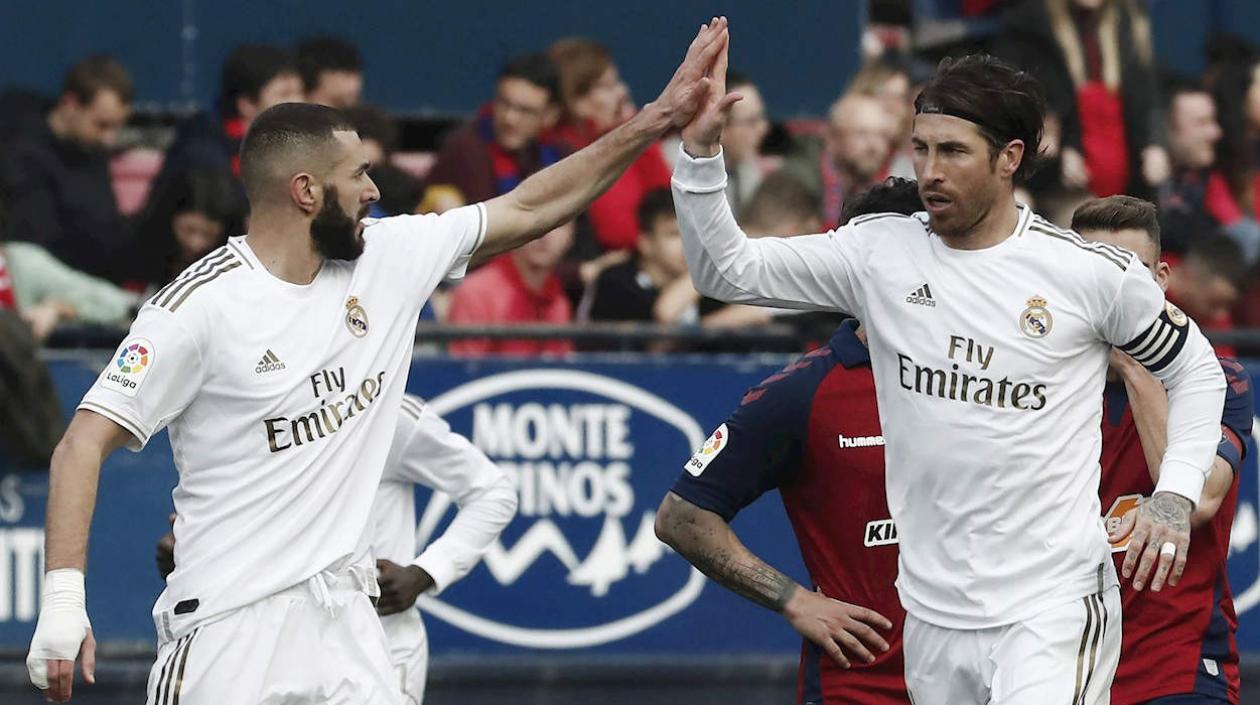 Karim Benzema celebra con Sergio Ramos.