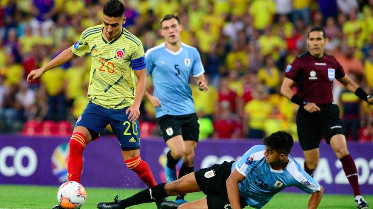 Eduard Atuesta controlando el balón en una acción del partido.