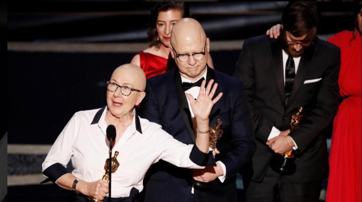 Julia Recihert recibiendo la estatuilla junto a Jeff Reichert y Steven Bognar (directores del documental).